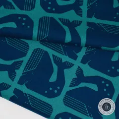 Diagonal gefaltete Stoffecke zeigt Struktur und Musterverlauf des Grumpy-Whale-Designs in Petrol und Navy.