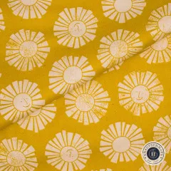 Diagonal gefaltete Stoffecke zeigt Struktur und Musterverlauf des goldgelben Sunshine-Designs.