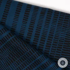 Diagonal gefaltete Stoffecke zeigt Struktur und Musterverlauf des High-Tide-Designs in Navy.
