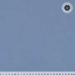 Ausgebreiteter Stoff mit Messskala zum Größenvergleich