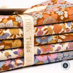 Nahaufnahme der gefalteten Stoffkanten mit dem Baumwollband „Tilda Quilt Collection".