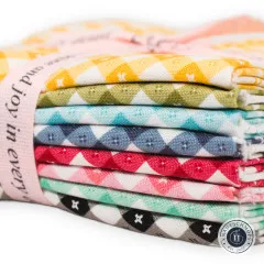 Detailansicht des Vichy-Karo-Musters mit rosa Markenband Poppie Cotton