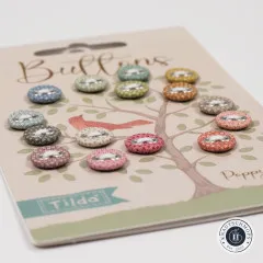 Nahaufnahme der Tilda Stoffknöpfe Poppy Seed Basics in angeschnittener Perspektive auf der Verpackungskarte