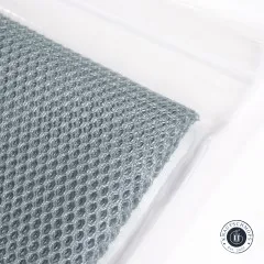 Gefaltetes Musterstück des ByAnnie's Lightweight Mesh in Pewter freigestellt ohne Verpackung.