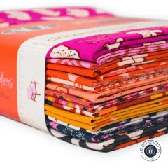 Nahaufnahme des gestapelten Fat Quarter Bundles Cinnamon Toast mit Stoffkanten in Pink, Orange und Blau