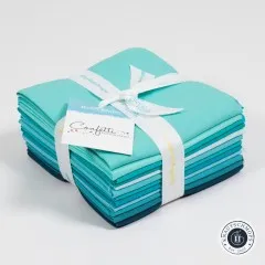 Seitenansicht des gestapelten Fat Quarter Bundles mit allen Türkis- und Blautönen