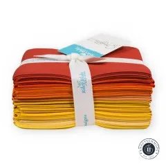 Seitenansicht des gestapelten Fat Quarter Bundles mit allen Orange- und Gelbtönen