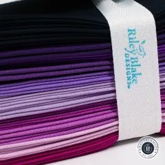 Seitenansicht des gestapelten Fat Quarter Bundles mit allen Lila- und Magentatönen