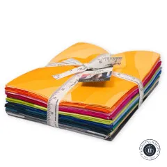 Seitenansicht des gestapelten Half Yard Bundles mit allen Farbtönen der Echo-Kollektion