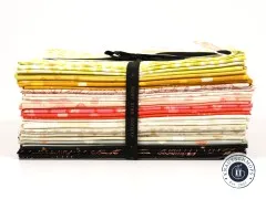 Seitenansicht des gestapelten Half Yard Bundles mit Farbverlauf von Gelb bis Schwarz