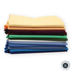 Frontalansicht des gefalteten Stoffstapels mit allen 12 Pure-Solids-Farbtönen