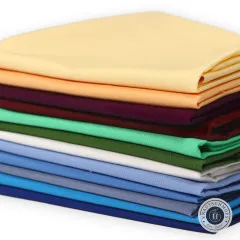 Nahaufnahme des gefalteten Fat-Quarter-Stapels mit Blick auf die Stoffkanten