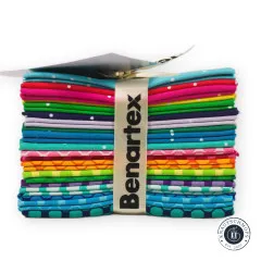Seitenansicht des gestapelten Fat Quarter Bundles mit allen Regenbogenfarben der Octadot-Kollektion