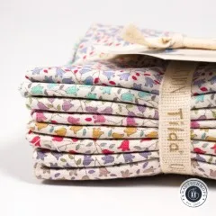 Seitliche Ansicht des gefalteten Stoffstapels mit den acht Sophie-Basics-Designs