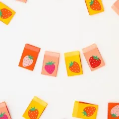 Sarah Hearts Weblabels „Strawberry" in vier Farbvarianten reihenweise auf weißem Untergrund