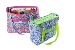 Nahaufnahme des Taschenpaars Two Big Totes in buntem Streifen-Patchwork.