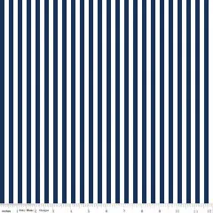 Flache Nahaufnahme des Riley-Blake-Streifenstoffs in Navy ohne Maßband.