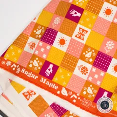 Detailaufnahme der Webkante mit Schriftzug 'Sugar Maple' und Designername Alexia Abegg