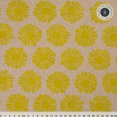 Musterausschnitt mit Maßstab: senfgelbe Sonnenmedaillons auf naturfarbenem, ungebleichtem Canvasstoff.