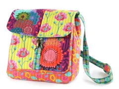 Switchback-Tasche in gelb-pinkem Blumen-Patchwork mit orangefarbener Sonnen-Applikation auf der Fronttasche.