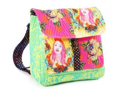 Switchback-Tasche in buntem Blumen- und Gesichter-Patchwork, Frontalansicht schräg von vorne.