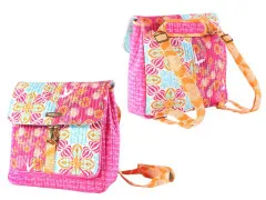 Switchback-Tasche in rosa Medaillon-Musterstoff, als Umhängetasche und als Rucksack getragen.