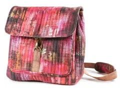 Switchback-Tasche in weinrotem Vintage-Kartendruck mit Wildlederriemen, Frontalansicht.