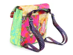 Rückansicht der Switchback-Tasche mit verstellbaren Rucksackträgern in Gesichter-Print-Stoff.