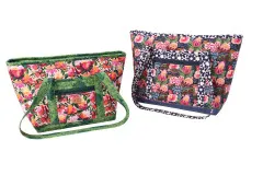 Zwei genähte Two-Little-Totes-Taschen im Quallen-Print: eine in Moosgrün, eine in Petrol/Türkis, mit Reißverschluss-Vortasche