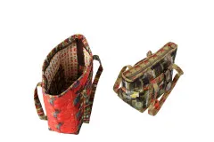Zwei Two-Little-Totes-Taschen im Retro-Muster (Rot und Oliv-Beige) mit Reißverschluss-Vortasche und Sonnenbrille im Netzfach