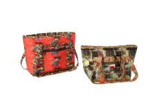 Two-Little-Totes-Taschen in Mint mit Vogel-Birkenwald-Motiv und in Rosa mit buntem Blumendruck, gefüllt mit Alltagsgegenständen