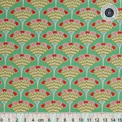 Flach ausgebreiteter Tilda-Stoff „Pie in the Sky – Tasselflower“ in Green mit stilisiertem Blütenfächer-Muster, mit Lineal zur Maßstabsorientierung.