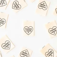 Sarah Hearts Weblabels „Thanks I Made It" dicht gestreut in Nahaufnahme