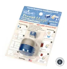 Blisterverpackung Thread Magic Combo schräg fotografiert mit blauem Cube und runder Dose