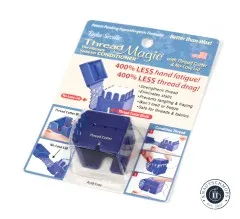 Verpackung des Thread Magic Square schräg fotografiert, blauer Fadenaufbereiter im Blister