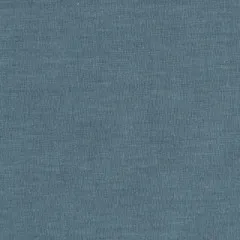 Nahaufnahme des unifarbenen Tilda-Baumwollstoffs Chambray Basics in Prussian-Blau