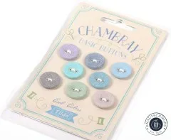 Verpackte Tilda Chambray Knopfkarte Cool Colors schräg fotografiert, acht Stoffknöpfe mit Metallösen