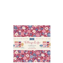 Verpackungsetikett des Tilda Charm Pack Village Life auf burgunderfarbenem Blumenstoff mit Hinweis „Charm Pack 5 x 5 in, 40 pc".