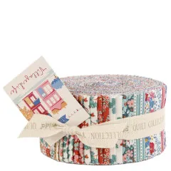 Aufgerollter Tilda Fabric Jelly Roll mit 40 Stoffstreifen der Kollektion Village Life, gebunden mit Stoffband und Anhänger.