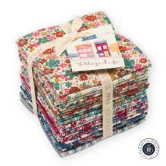 Tilda Fat Eight Bundle Village Life mit 20 geblümten Baumwollstoffen in Rot, Blau und Creme mit Banderole und Label