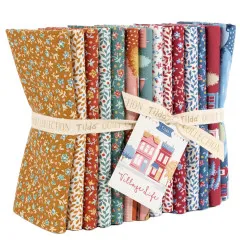 Aufgefächerte Tilda-Stoffe des Fat-Quarter-Bundles Blenders & Extras aus der Kollektion Village Life in Ocker-, Terrakotta- und Blautönen.