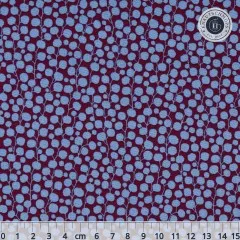 Tilda Baumwollstoff „Hibernation – Eucalyptus" in Eggplant mit blauen Punktranken auf weinrotem Grund, mit Zentimetermaß.