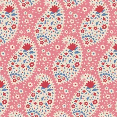 Nahaufnahme des Paisley-Designs Teardrop in Pink, Creme, Rot und Blau der Tilda Kollektion Jubilee