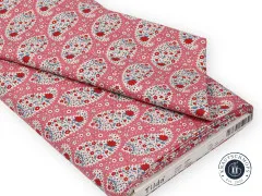 Tilda Jubilee Teardrop Pink auf Stoffrolle mit Banderole und Artikelnummer 100546