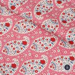 Gefalteter Tilda Jubilee Teardrop Baumwollstoff in Pink, Detail von Webstruktur und Paisley-Druck