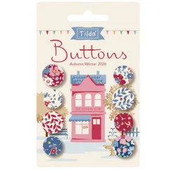 Verpackungskarte mit 8 Tilda-Knöpfen der Kollektion Village Life in Bordeaux- und Blautönen vor einer Illustration eines rosa Ladengeschäfts.
