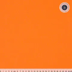 Musterausschnitt des unifarbenen Baumwollstoffs in Ginger-Orange mit Zentimetermaß.
