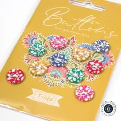 Nahaufnahme der stoffüberzogenen Tilda Mini-Knöpfe mit Blumenmustern und Metallösen