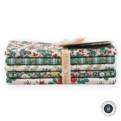 Gestapelte Fat Quarters der Tilda Kollektion Village Life in Petrol und Teal mit Blumen- und Streifenmustern