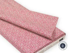 Gefalteter Tilda Baumwollstoff Village Life Lillian Burgundy mit sichtbarer Webkante und Kollektionsaufdruck